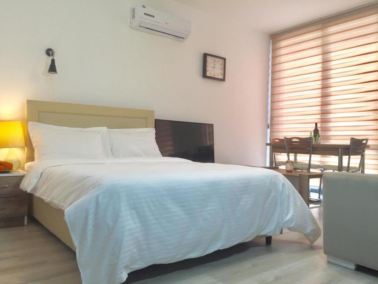 Uptown Holiday App & Pool Daily Rental Contactless Check In & Check Out Famagusta  Bilik gambar